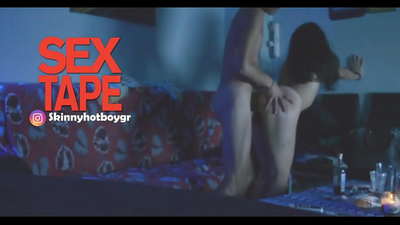 Léif Schoulmeedchen mat hirem Frënd